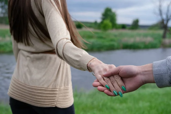Χέρια Του Άνδρα Και Της Γυναίκας Αγγίζουν Φόντο Της Φύσης — Φωτογραφία Αρχείου
