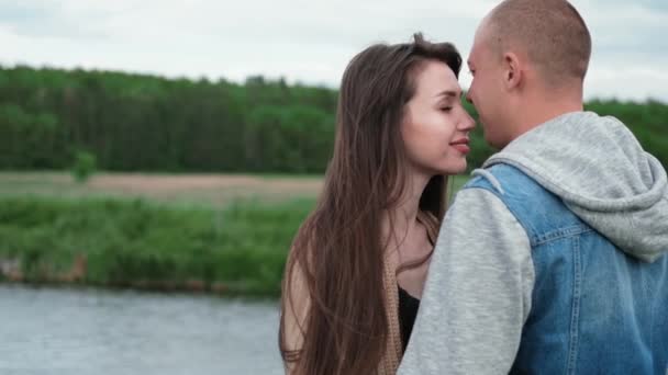 Jong Gelukkig Liefdevol Koppel Staan Knuffelen Door Rivier Liefdesverhaal Ware — Stockvideo