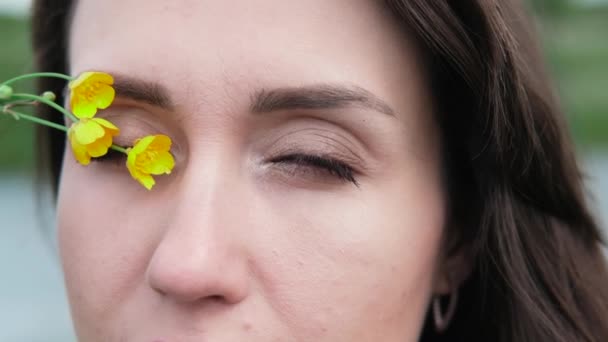 Portret Pięknej Brunetki Żółtym Małym Dzikim Kwiatkiem Pielęgnacja Skóry Natura — Wideo stockowe