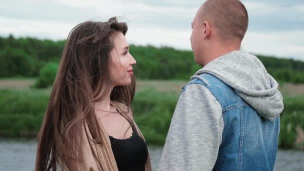 Jeune Couple Heureux Aimant Tenant Dans Les Bras Bord Rivière — Video