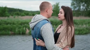 Gölü ve yeşil çimlerin yanında mutlu, genç bir çift. Kel adam ve esmer kadın. Karı koca. Milenyum. Başarılı bir evlilik. Gerçek aşk..