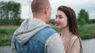 Gölü ve yeşil çimlerin yanında mutlu, genç bir çift. Kel adam ve esmer kadın. Karı koca. Milenyum. Başarılı bir evlilik. Gerçek aşk..