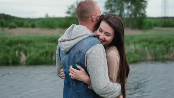 Feliz Pareja Joven Aire Libre Cerca Del Lago Hierba Verde — Vídeos de Stock