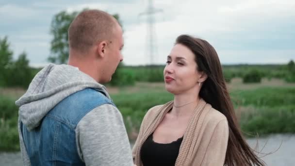 Gelukkig Jong Stel Buiten Buurt Van Meer Groen Gras Kale — Stockvideo