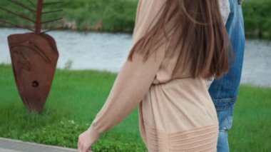 Yürüyen, el ele tutuşan bir çift. Yüzü yok