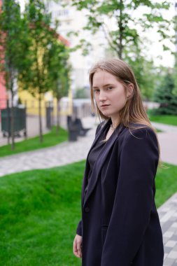 Parlak modern binaların arka planında güzel esmer bir kadın. Kadınsı. Milenyum insanları. Yürüyen bayan..