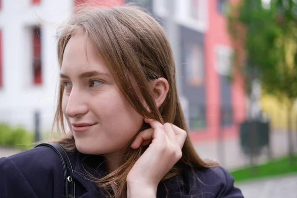 Mooie Brunette Vrouw Achtergrond Van Heldere Moderne Gebouwen Vrouwelijk Duizendjarige — Stockfoto