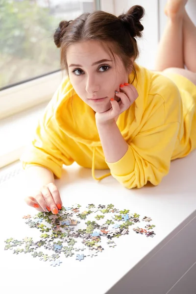 Menina Morena Bonita Com Capuz Amarelo Organizando Pedaços Jogo Quebra — Fotografia de Stock