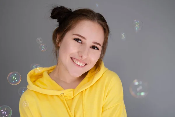 Woman Yellow Soap Bubbles Grey Background — Stock Photo, Image