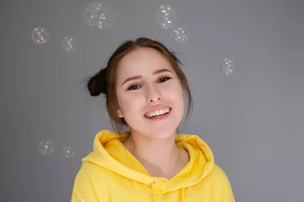 Retrato Encantadora Joven Amarillo Entre Burbujas Jabón Sobre Fondo Gris —  Fotos de Stock