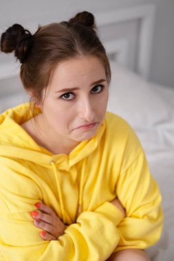 Sarı kapüşonlu çekici genç bayan..