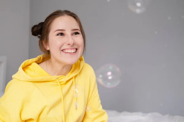 Mujer Morena Feliz Con Capucha Amarilla Entre Burbujas Jabón Habitación —  Fotos de Stock