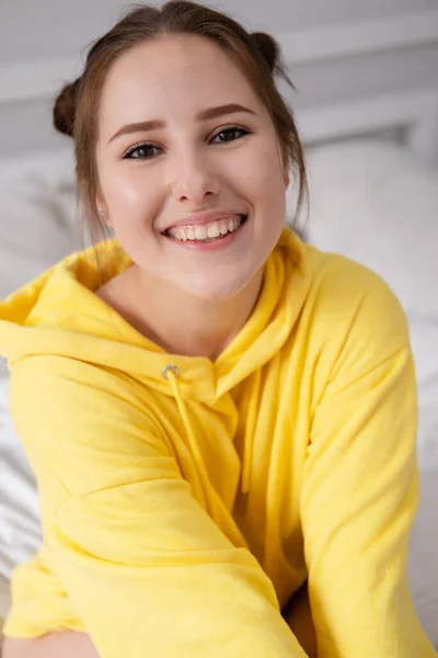 Sarı Kapüşonlu Beyaz Yatak Odalı Beyaz Çarşaflı Neşeli Pozitif Esmer — Stok fotoğraf