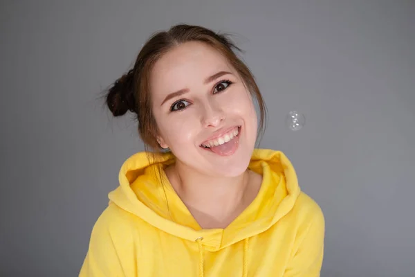 Fröhliche Positive Brünette Frau Gelbem Kapuzenpullover Weißen Schlafzimmer Auf Dem — Stockfoto