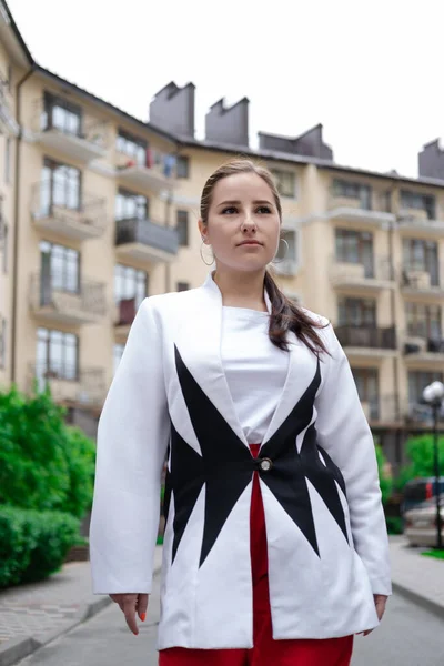 Mujer Negocios Pantalones Rojos Blusa Blanca Chaqueta Caminando Por Calle — Foto de Stock