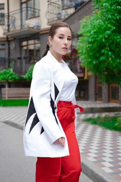 Mulher Negócios Calças Vermelhas Blusa Branca Casaco Andando Pela Rua — Fotografia de Stock