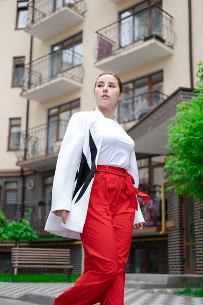 Mujer Morena Confiada Pantalones Rojos Blusa Blanca Chaqueta Caminando Calle — Foto de Stock
