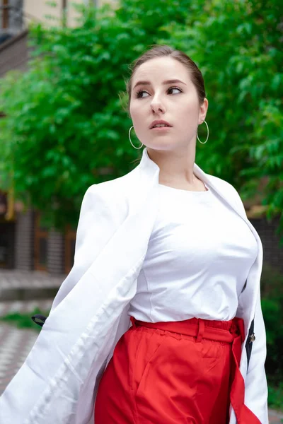 Mulher Morena Confiante Calças Vermelhas Blusa Branca Casaco Andando Rua — Fotografia de Stock