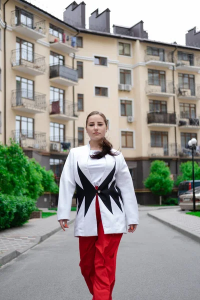 Mujer Morena Confiada Pantalones Rojos Blusa Blanca Chaqueta Caminando Calle —  Fotos de Stock