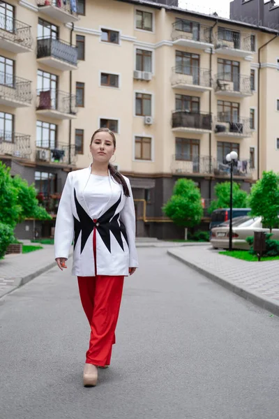 Mulher Morena Confiante Calças Vermelhas Blusa Branca Casaco Andando Rua — Fotografia de Stock