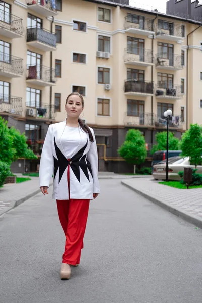 Mujer Morena Confiada Pantalones Rojos Blusa Blanca Chaqueta Caminando Calle —  Fotos de Stock