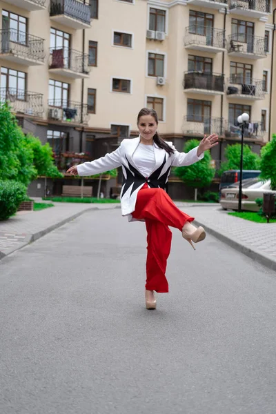 Mujer Negocios Pantalones Rojos Blusa Blanca Chaqueta Caminando Por Calle —  Fotos de Stock