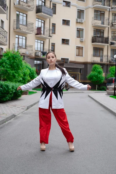 Zakenvrouw Rode Broek Witte Blouse Jas Lopen Door Straat — Stockfoto