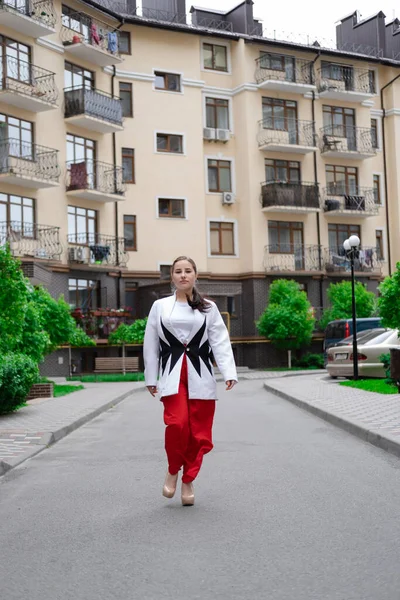 Mujer Negocios Pantalones Rojos Blusa Blanca Chaqueta Caminando Por Calle —  Fotos de Stock
