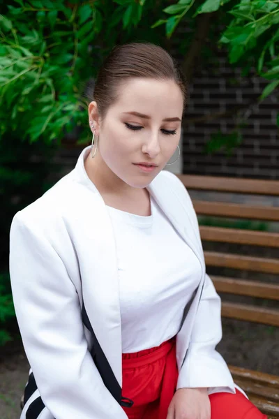 Charmante Jeune Femme Brune Rouge Blanc Posant Extérieur Été Arbres — Photo
