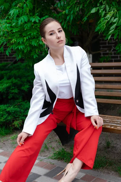 Charming Young Brunette Woman Red White Posing Outdoors Summertime Green — Stock Photo, Image