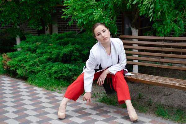 Encantadora Jovem Morena Vermelho Branco Posando Livre Verão Árvores Verdes — Fotografia de Stock