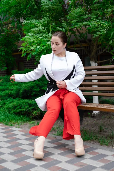 Sexy Confident Brunette Woman Red White Outdoors Sitting Bench — Stock Photo, Image