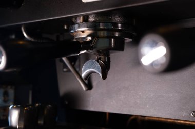 Koyu renk kahve dükkanının ayrıntıları. Profesyonel kahve makinesi. Kapatın.