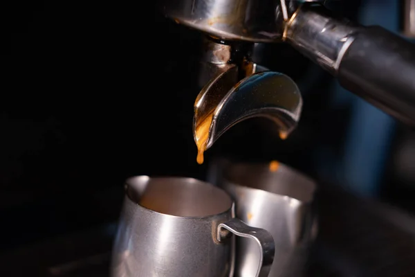 Schwarzer Kaffee Aus Einer Professionellen Kaffeemaschine Kaffeemaschine Von Barista Dark — Stockfoto