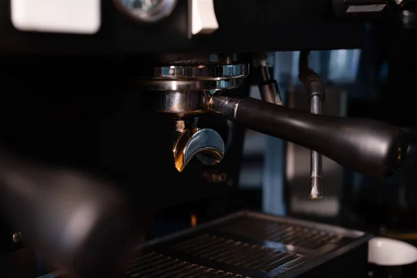 Details des dunklen Loft-Cafés. professionelle Kaffeemaschine aus nächster Nähe — Stockfoto