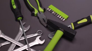 Siyah ve yeşil renkte onarım için bir takım yapı gereçleri ve aletler. Erkekler için olmalı. İnşaat için ekipman. Alet takımını tamir et. İnşaat konsepti gri arka plan. Yüksek kalite fotoğraf