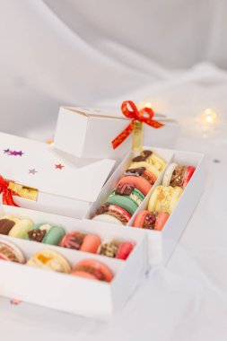 Noel için makarna tatlısı. Ev yapımı eşsiz kurabiye. Yay ve şekerlemeler. Çeşitli renkler. Hediye kutusu. beyaz