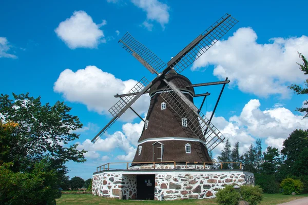 Větrný mlýn v Fleninge, Švédsko — Stock fotografie