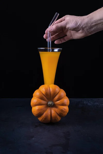 Mulher Mão Derramando Palha Vidro Abóbora Laranja Mocktail Não Alcoólico — Fotografia de Stock