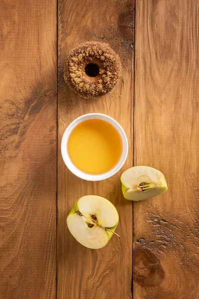 Una Dona Manzana Azucarada Horneada Casera Sidra Manzana Una Mesa — Foto de Stock