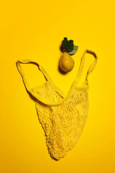 Bolsa Fruta Manzana Malla Amarilla Sobre Fondo Amarillo Directamente Encima — Foto de Stock