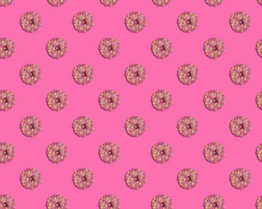 Pembe çikolata, şeftali ve pembe renkli arkaplandaki lokum kalpleriyle donatılmış kusursuz bir desen. Doğrudan yukarıdan bak. Tatlı Sevgililer Günü konsepti.