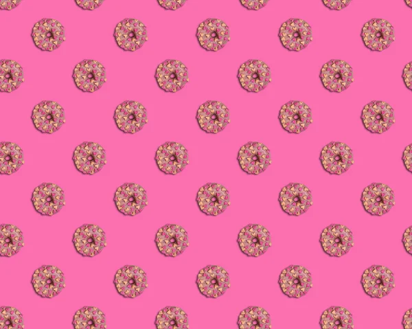 无缝隙图案 有漂亮的甜甜圈 上有粉色巧克力 桃子和粉色棉花糖红心 背景为粉色 从正上方看 甜蜜的情人节观念 — 图库照片