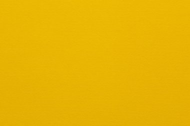 Yatay küçük paralel oluklara sahip kabataslak desenli oyuklu kağıt yüzeyinin yakın çekimi. Parlak sarı renkli tam çerçeve arkaplan. Uzayı kopyala Yatay yönelim.