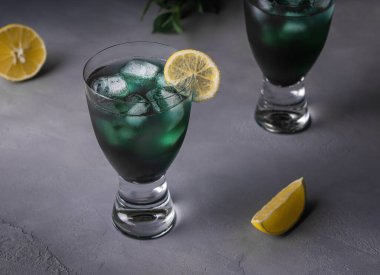 Klorella veya spirulina yosunlu yeşil mocktail, limon suyu, maden suyu ve doğal buz. Detox süper yiyecekler. Soğuk yaz içeceği. Sağlıklı beslenme ve beslenme konsepti. Yatay yönelim.