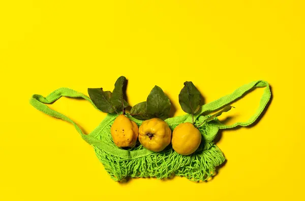Fila Manzanas Membrillo Con Hojas Naturales Bolsa Compras Hilo Verde — Foto de Stock