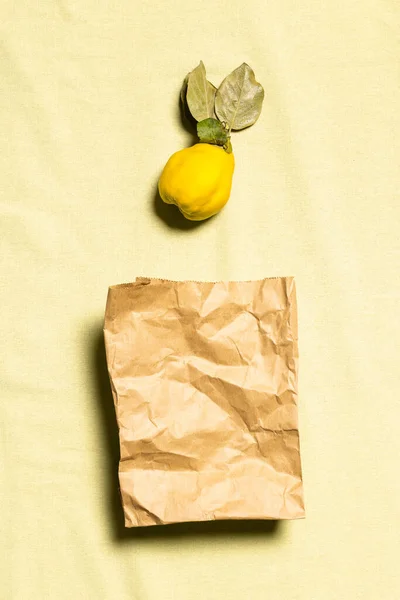 Acostado Plano Con Una Manzana Membrillo Orgánica Una Bolsa Compras — Foto de Stock