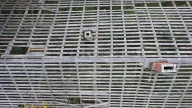 Terk edilmiş bir binanın çatısı, çatısı olmayan ahşap iskelet görüntüsü, üst manzara.