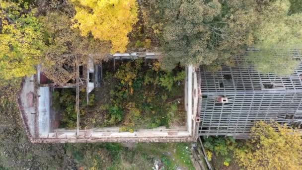 Luftaufnahme Eines Verlassenen Zerstörten Gebäudes Umgeben Von Bunten Herbstbäumen Und — Stockvideo