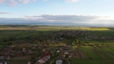 Ukrayna kırsalının, Avrupa 'nın hava aracı görüntüsü. Güzel bir bahar güneşli gününde geleneksel köyün manzarası. Kulübeler, alanlar ve yeşil ortam
